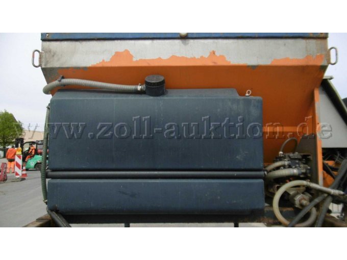 Detailansicht des seitlichen Soletanks (Kunststoff) der Feuchtsalzanlage (FS 30).