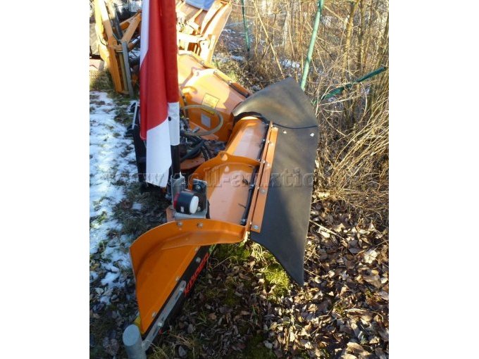 Teilansicht mir Warnflagge und Gummischild oben