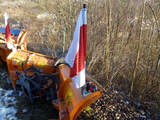 Schneepflug mit Warnflaggen u. Hydraulikschläuchen