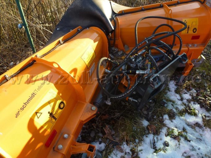 Schneepflug mit Hydraulikschläuchen