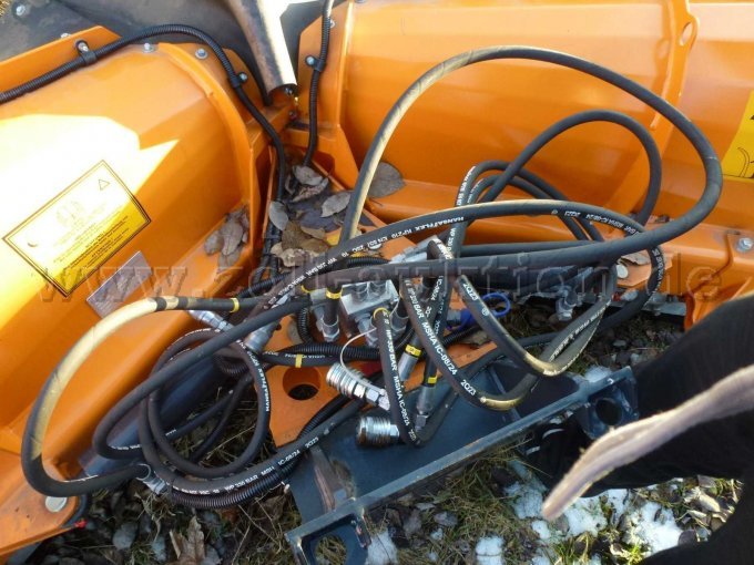 Pflug mit Hydraulikschläuchen