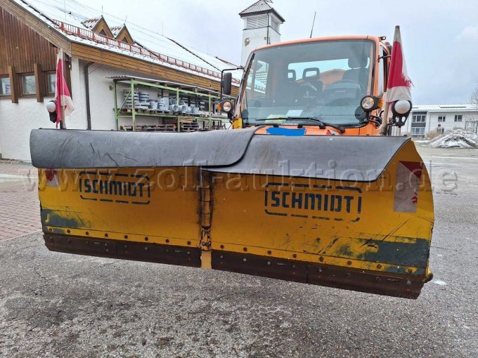 Schneepflug montiert Frotnansicht