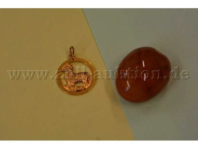 1 Anhänger und
1 Karneol
