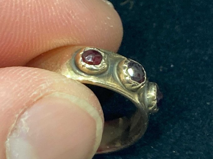 goldener Ring mit Granatsteinen rot
