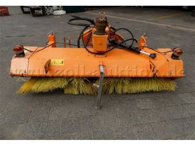 Frontalansicht. Zur Versteigerung steht nur die beschriebene Schmutz-Kehrmaschine.