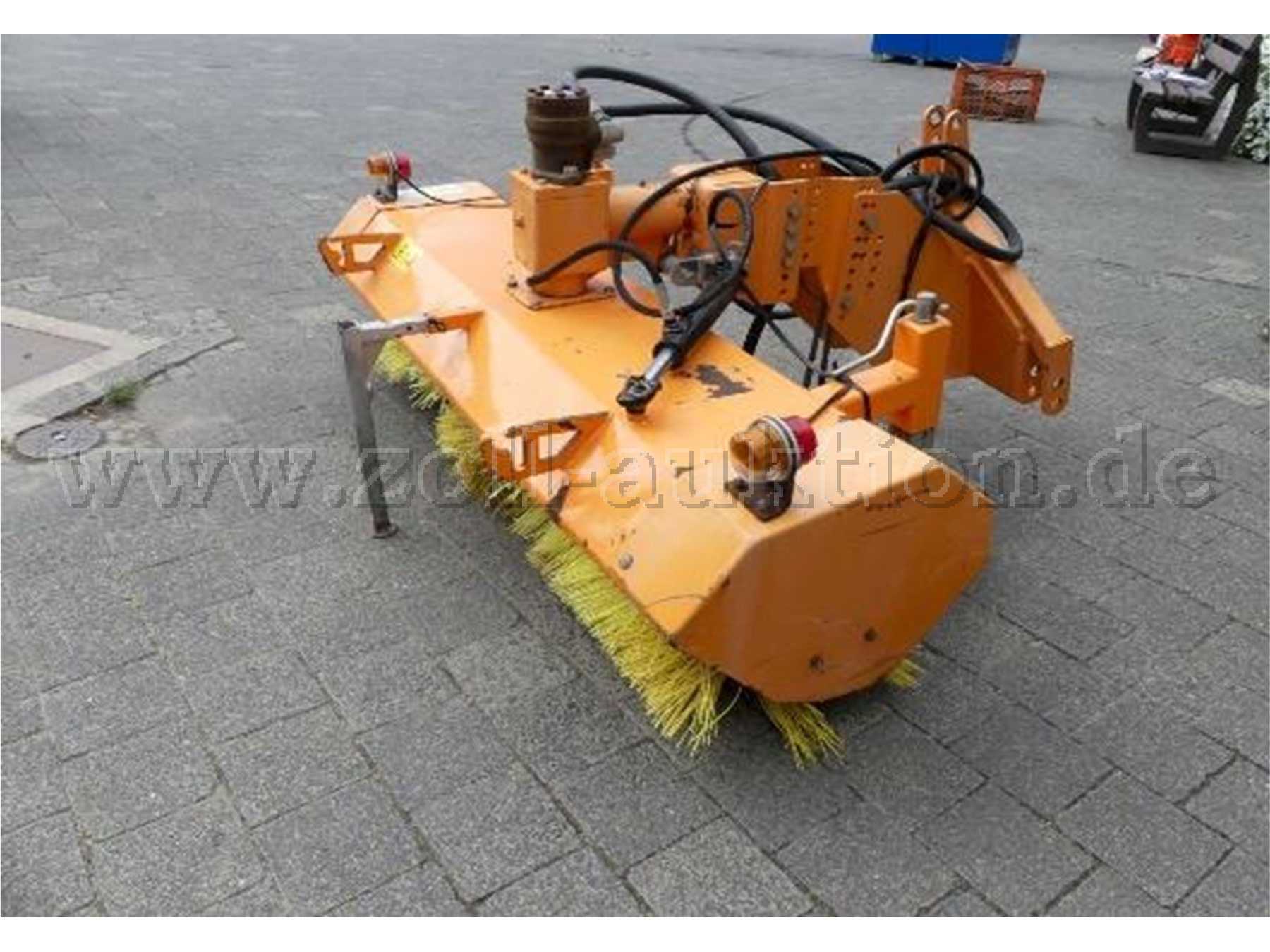 Ansicht vorne seitlich. Zur Versteigerung steht nur die beschriebene Schmutz-Kehrmaschine.