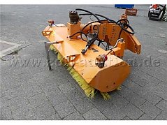 Ansicht vorne seitlich. Zur Versteigerung steht nur die beschriebene Schmutz-Kehrmaschine.