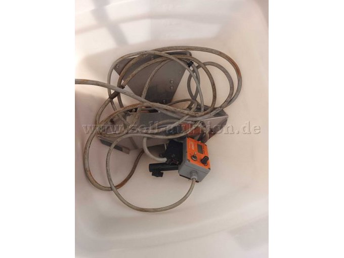 Steuereinheit mit Anschlusskabel im Korntank liegend.