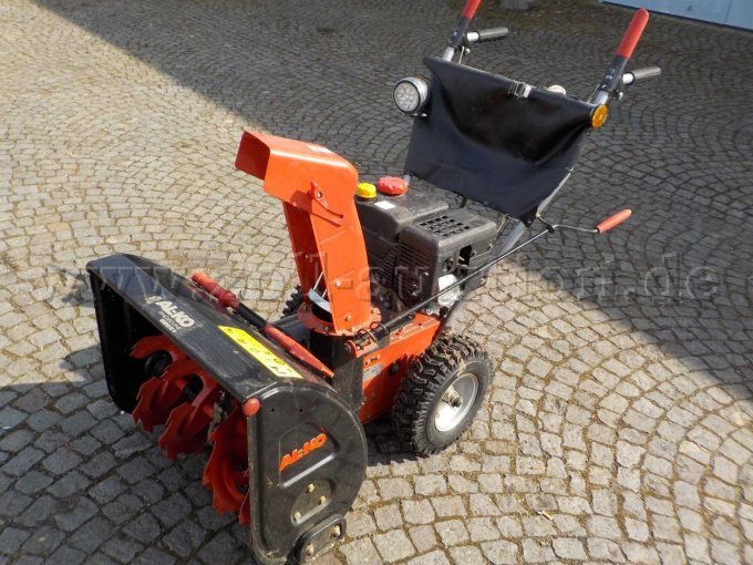 Front- und Seitenansicht Schneefräse