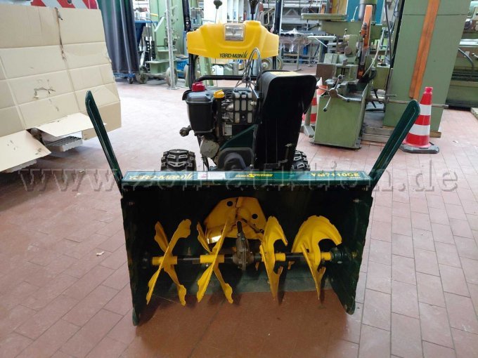 Bild 6:
Ansicht von vorne mit Fräseinheit und geringen Gebrauchsspuren (Lackschäden)