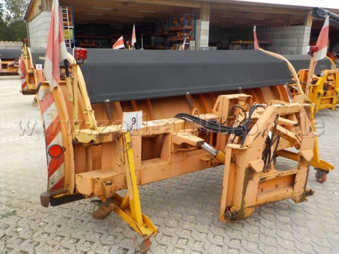 Heckansicht Schneepflug