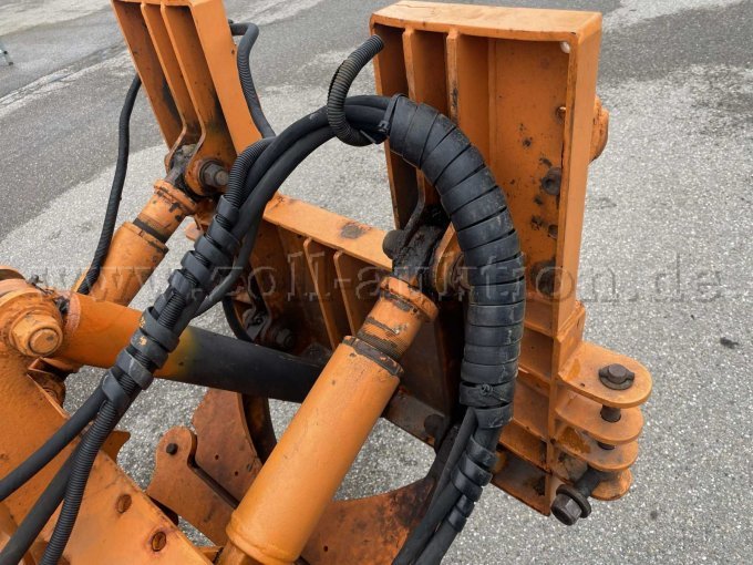 Hydrac Vorbauschneepflug, Aufhängung von vorne mit Hydraulikschläuchen