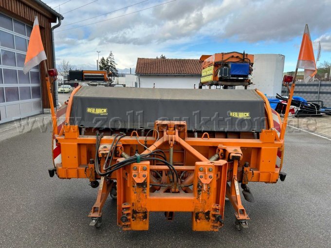 Schneepflug von hinten mit Anbauplatte