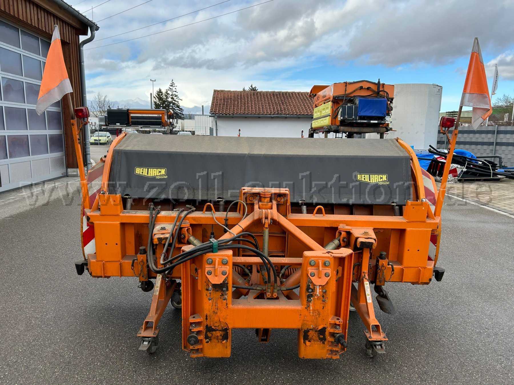 Schneepflug von hinten mit Anbauplatte