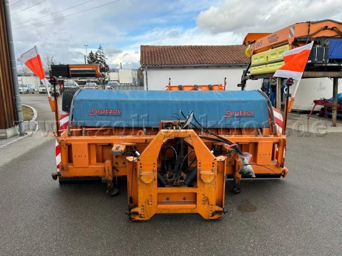 Pflug von hinten mit Anbauplatte Pflug von hinten mit Anbauplatte