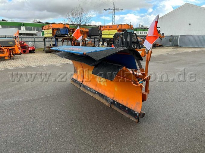 Pflug links vorne mit provisorisch befestigtem Pflug