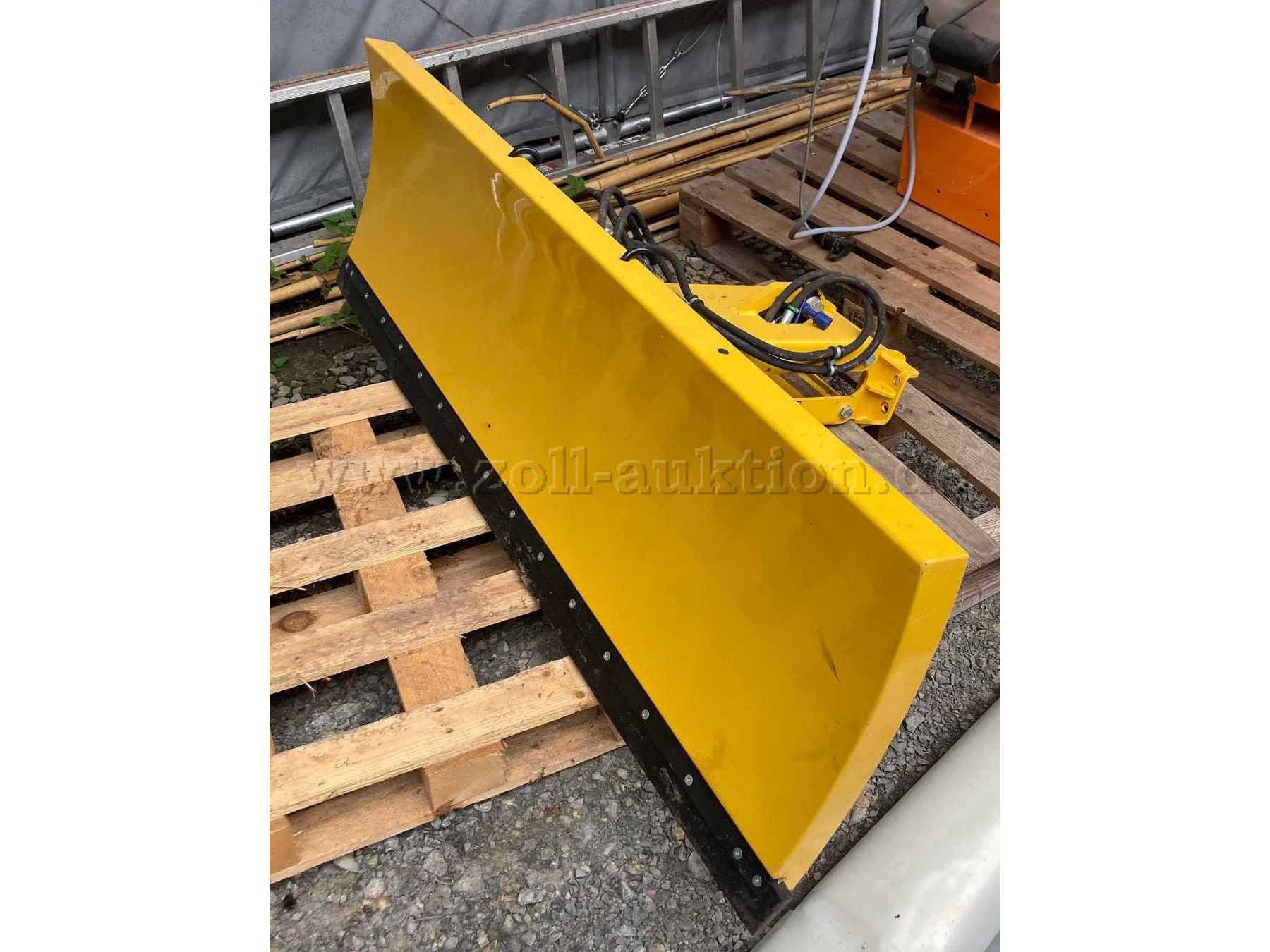 Schneepflug für Alkè Elektrofahrzeuge von vorne