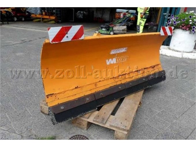 Schneeschild vorn seitlich. Zur Versteigerung steht nur das beschribeene Schneeschild im Bild.