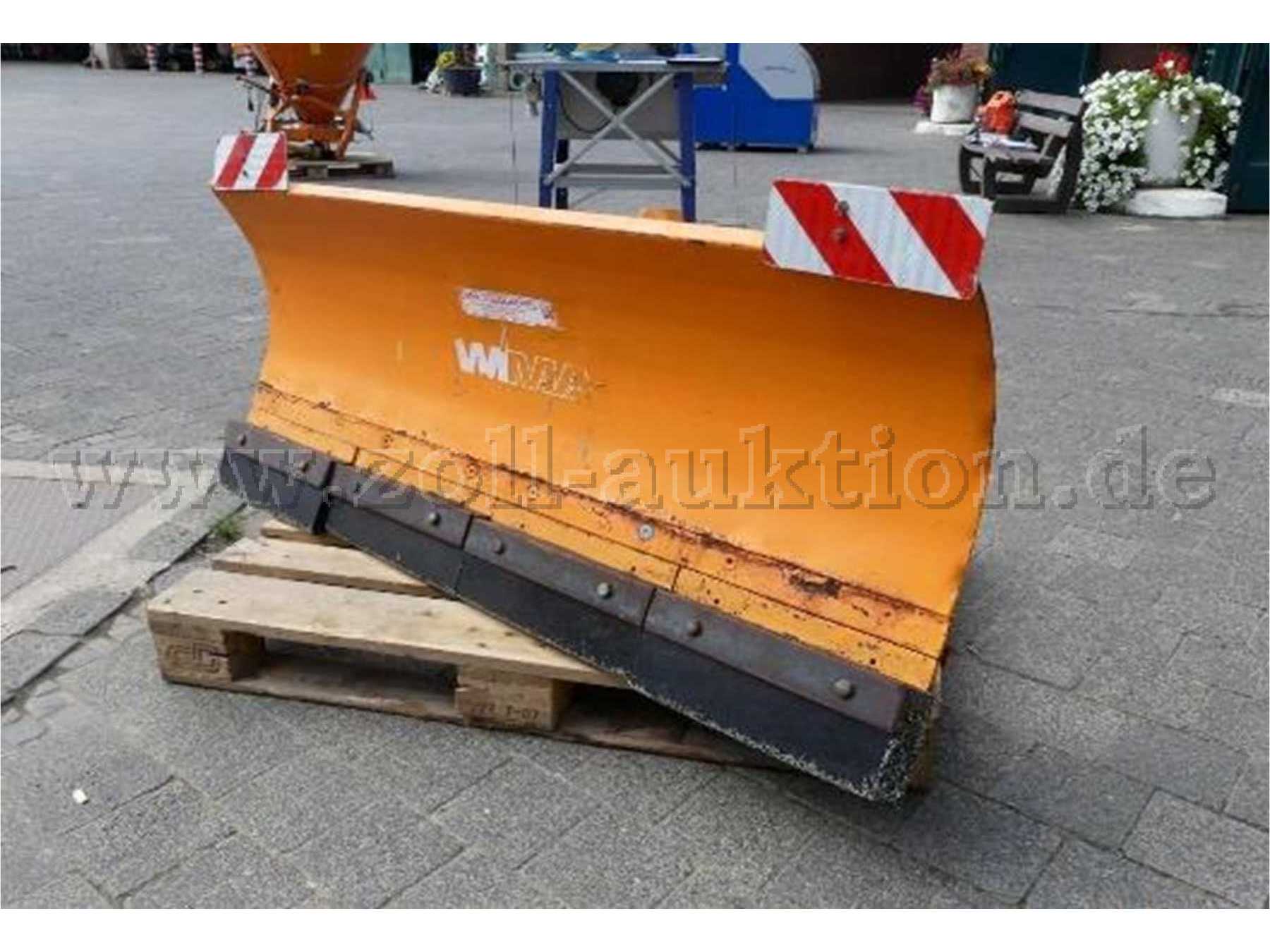 Schneeschild vorn seitlich. Zur Versteigerung steht nur das beschribeene Schneeschild im Bild.