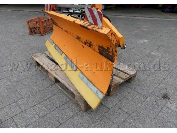 Schneeschild vorn seitlich. Zur Versteigerung steht nur das beschribeene Schneeschild im Bild.