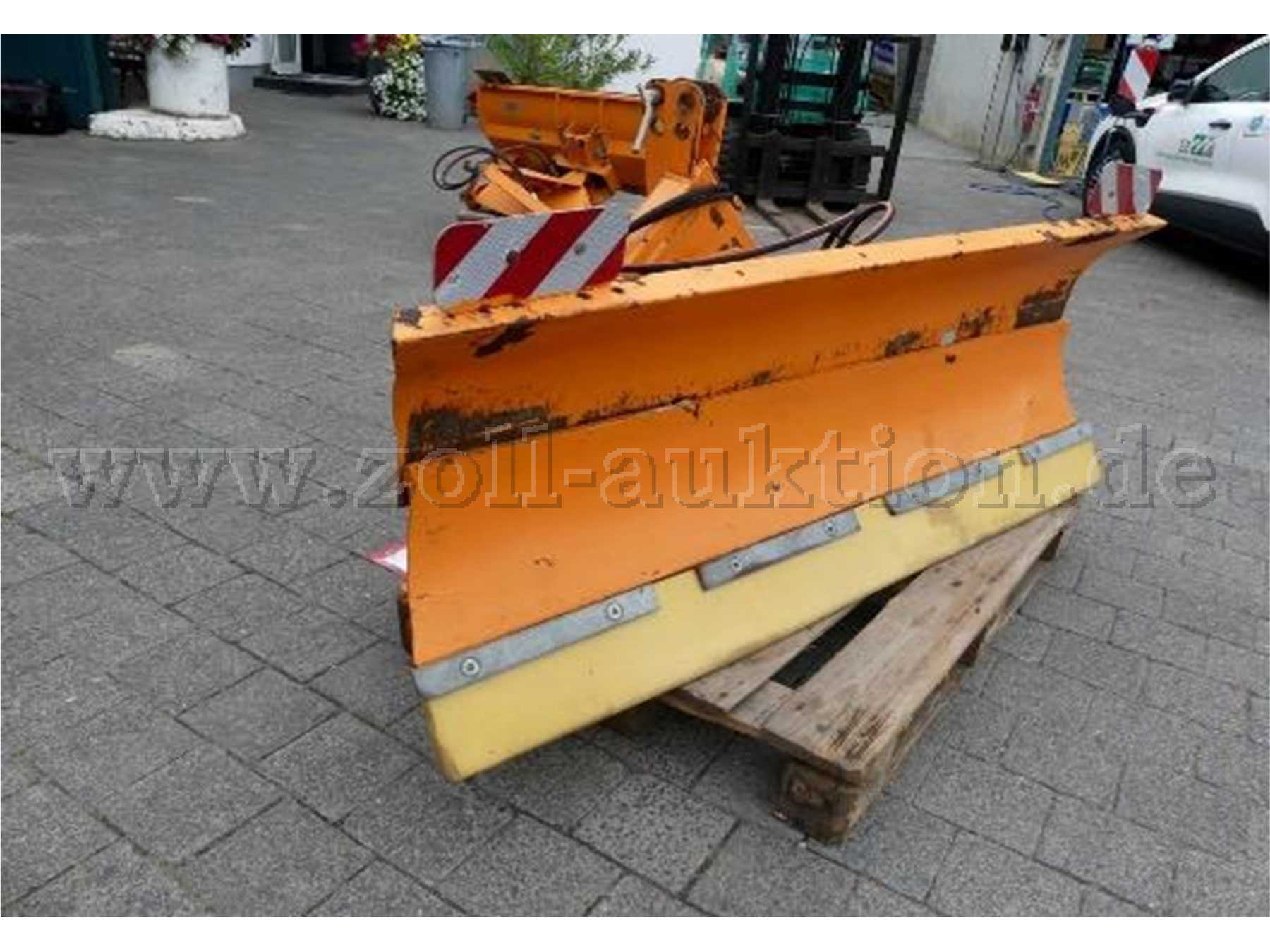 Schneeschild vorn seitlich. Zur Versteigerung steht nur das beschribeene Schneeschild im Bild.