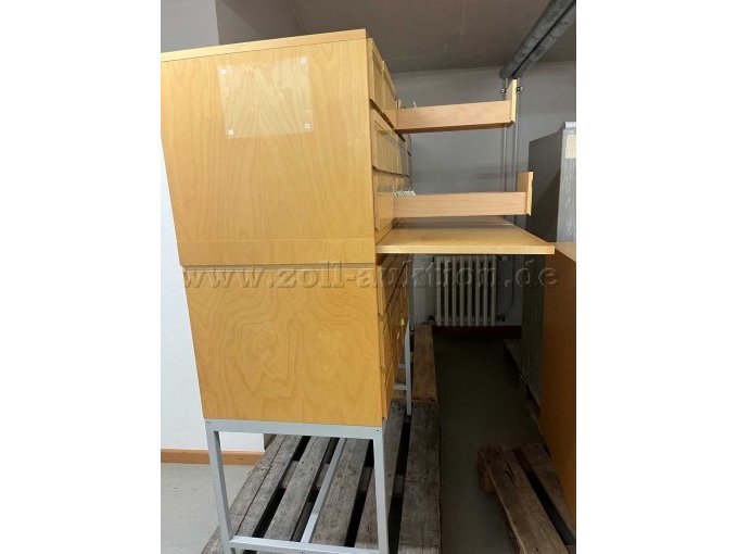 Seitliche Gesamtansicht mit
ausgezogenen Ablageflächen und 2 Schubladen