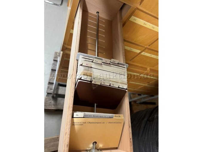 Detailansicht geöffneter Karteischubkasten mit Halterung