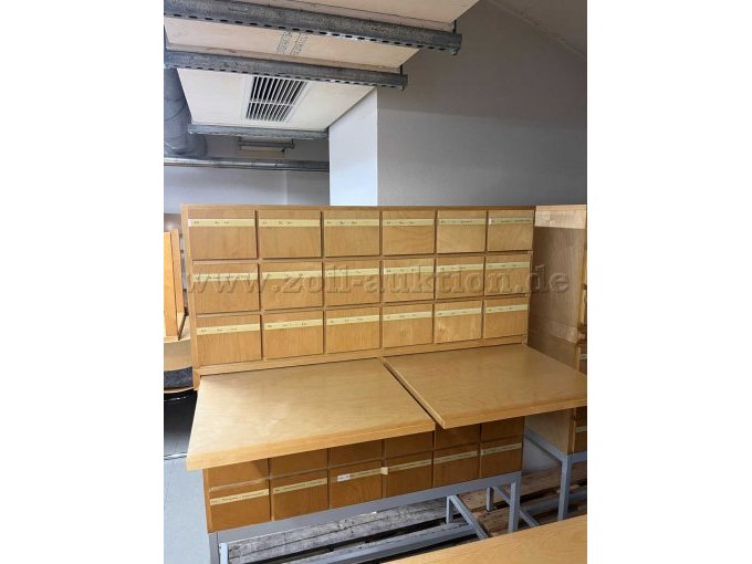 Gesamtansicht Vorderseite mit ausgezogenen Ablageflächen