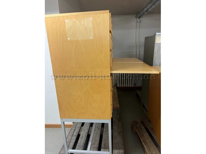 Seitliche Gesamtansicht mit ausgezogenen Ablageflächen