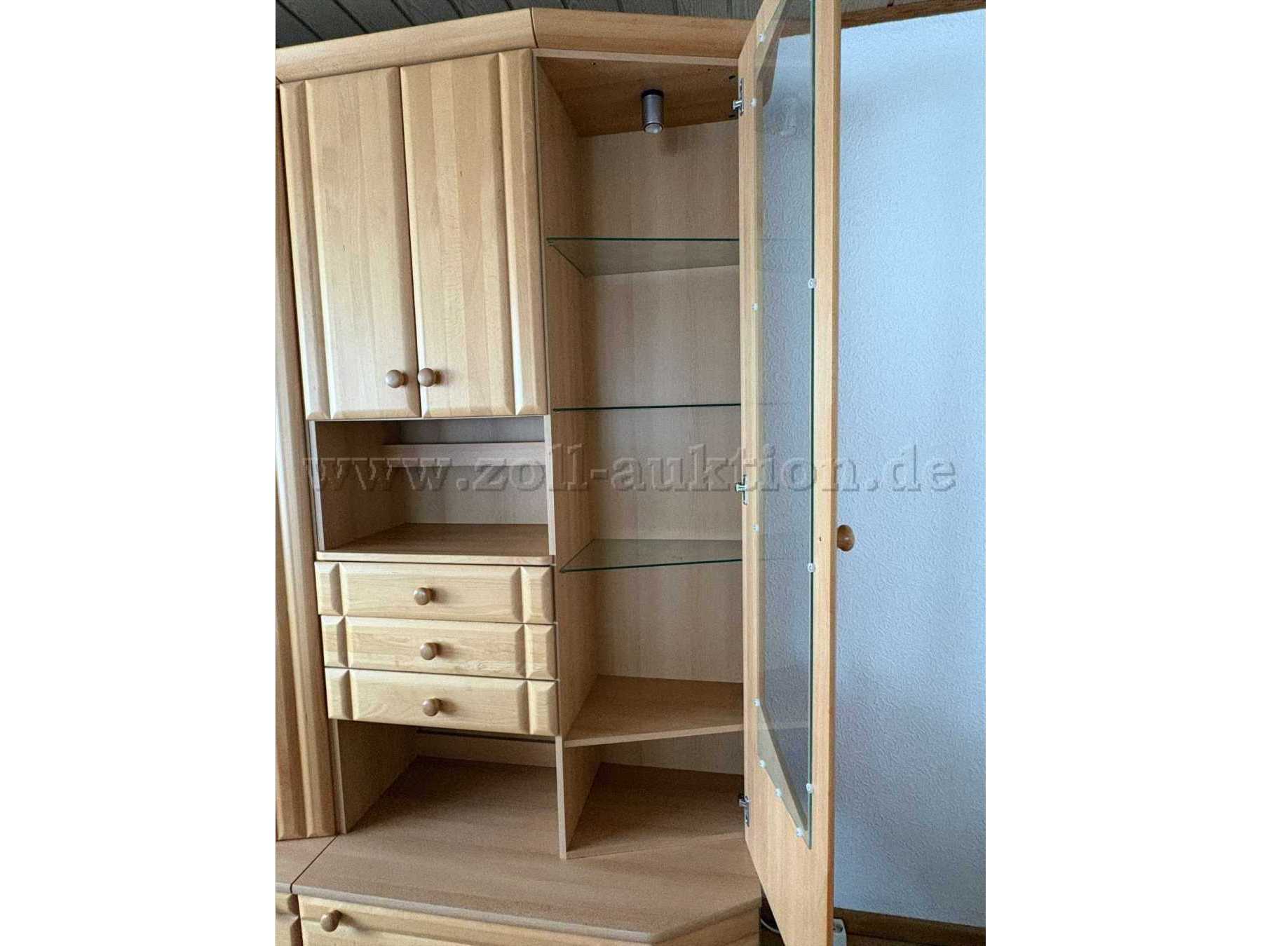 Rechter Schrank geöffnet