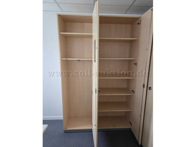 Schrank mit Kleiderstange