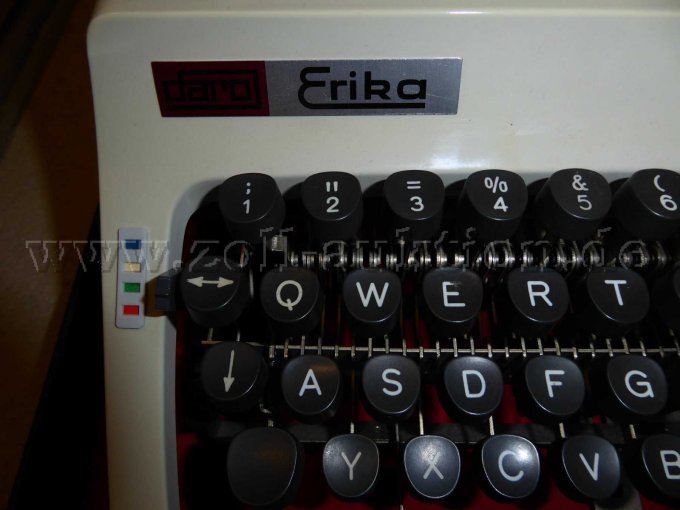 Typenschild und Tastatur