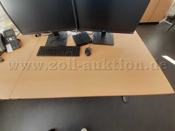 Tisch mit links zurück gesetztem Fuß Tisch mit links zurück gesetztem Fuß