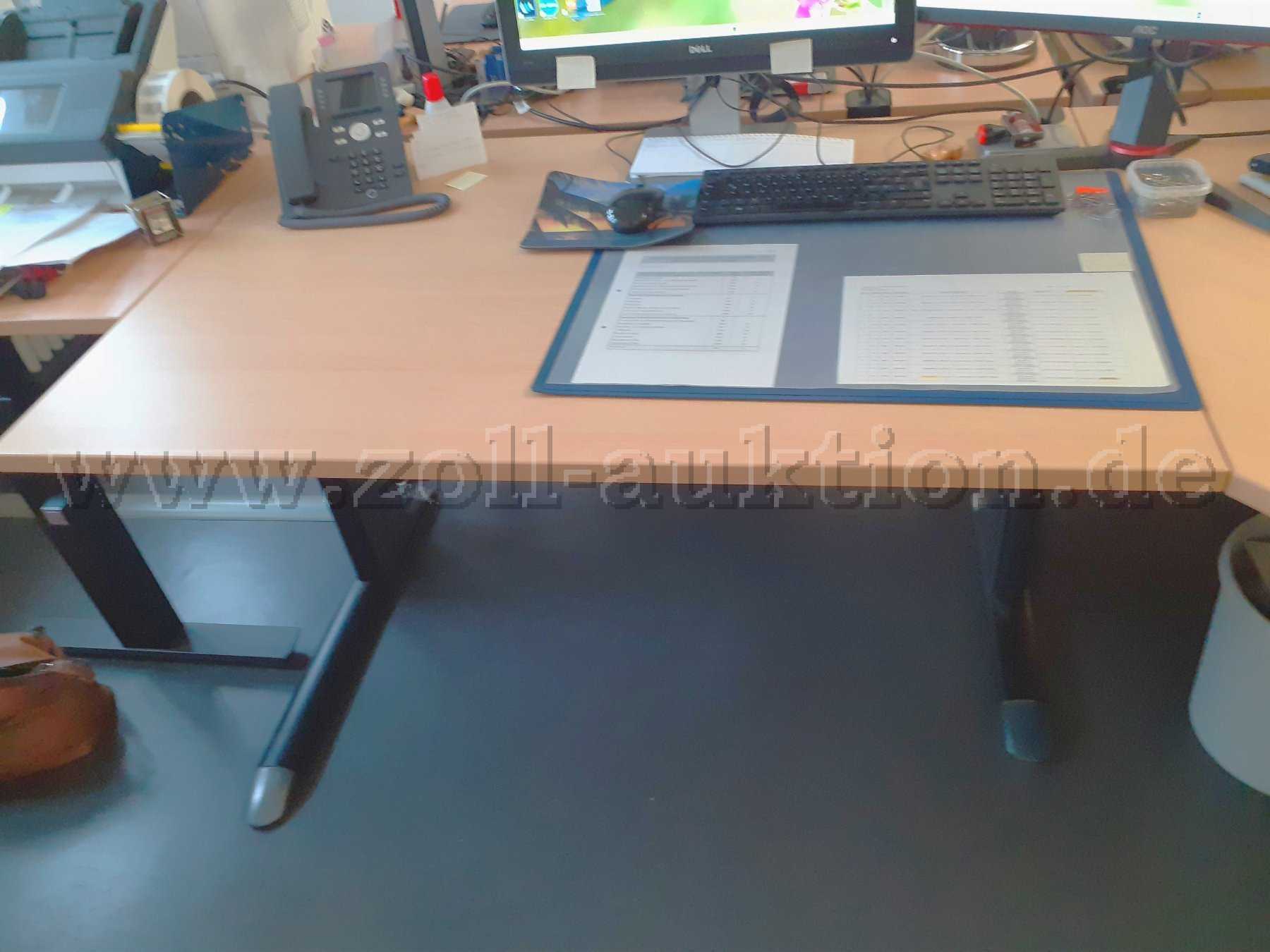 Schreibtisch 120 x 80,
rechts zurück gesetzter Fuß