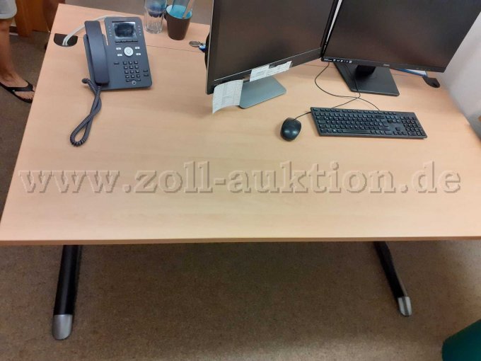 Schreibtisch 160 x 80,
rechts zurück gesetzter Fuß Schreibtisch 160 x 80,
rechts zurück gesetzter Fuß