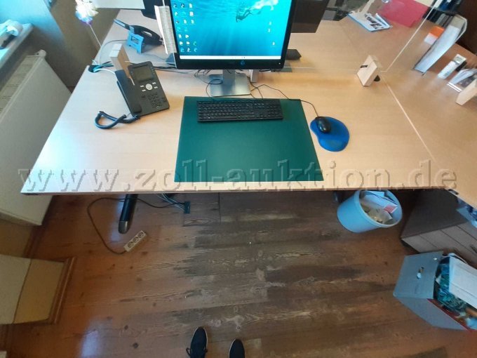 Schreibtisch 180 x 80,
rechts zurück gesetzter Fuß Schreibtisch 180 x 80,
rechts zurück gesetzter Fuß