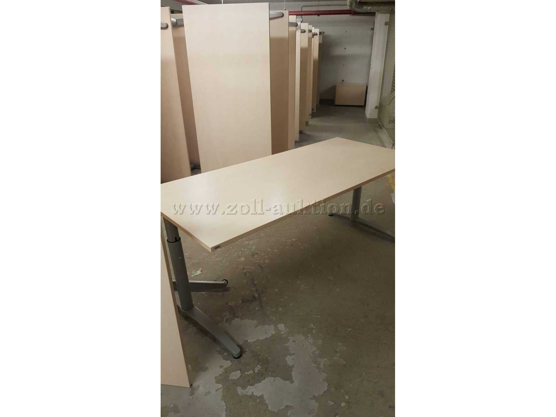 Komplettaufnahme eines Schreibtisches