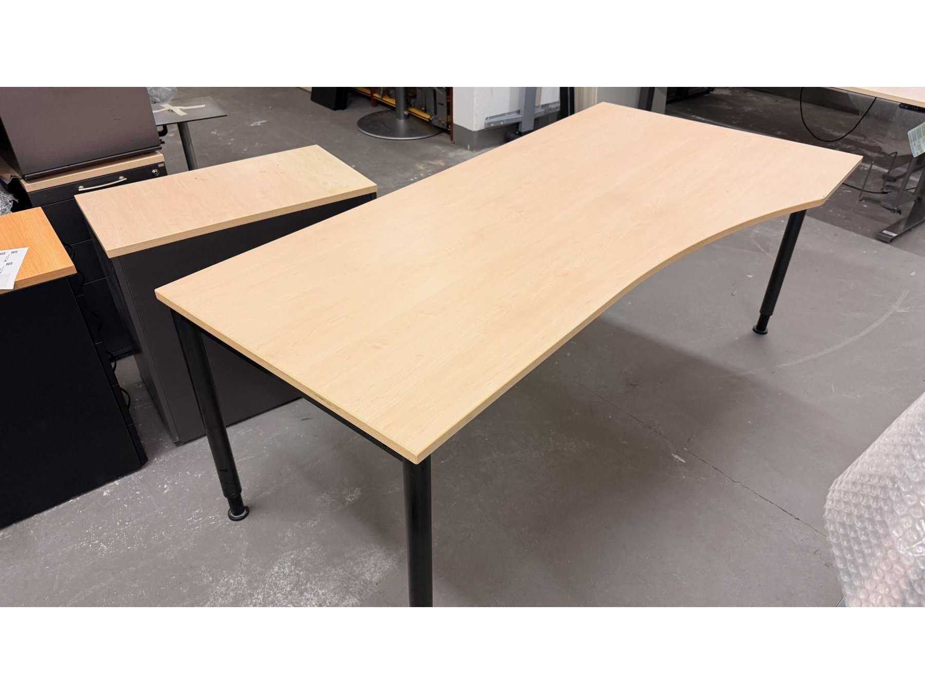 Ansicht Schreibtisch von vorne links