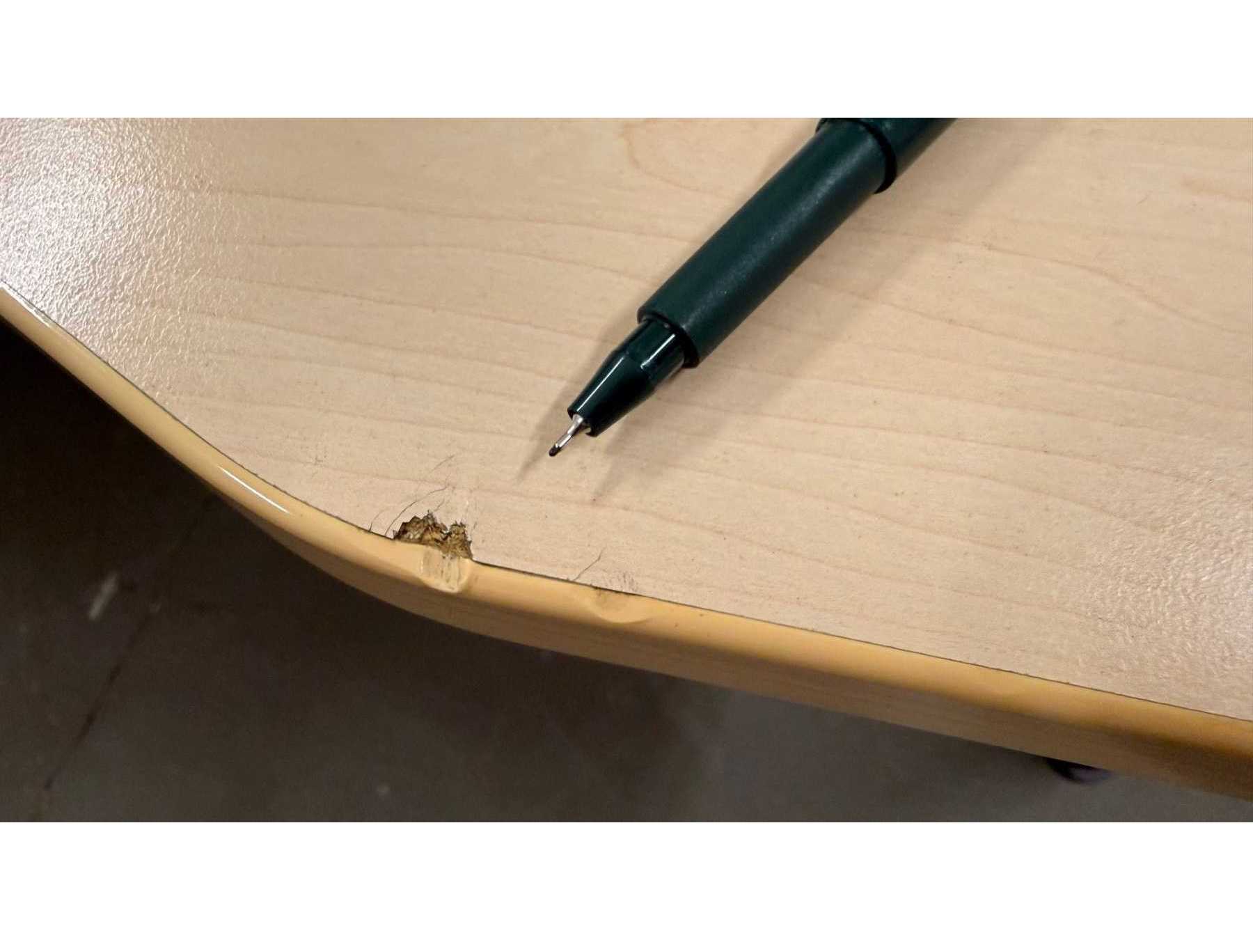 Kerbe in Tischplatte