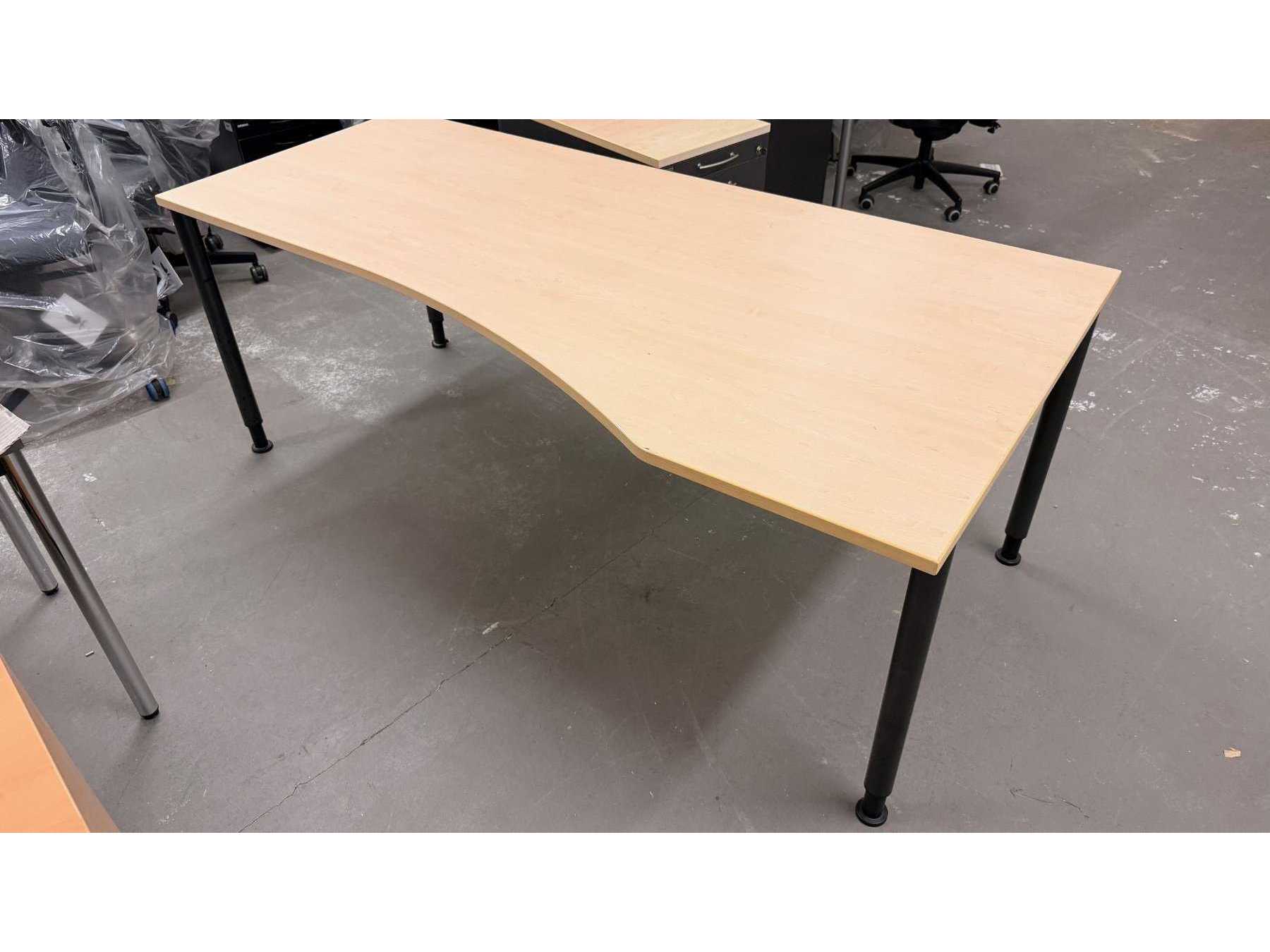 Ansicht Schreibtisch von vorne rechts