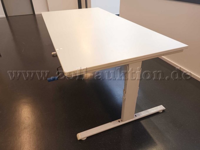 Tisch von rechts mit Kurbel