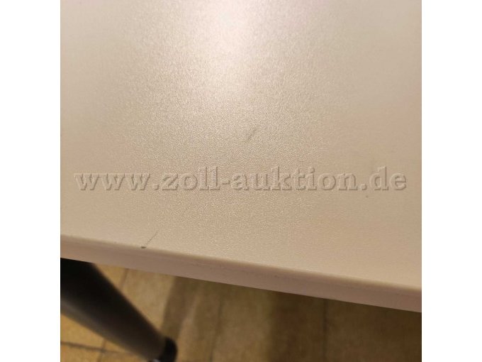 Tischplatte mit Verunreinigungen / tiefergehenden Kratzern / Abschürfungen