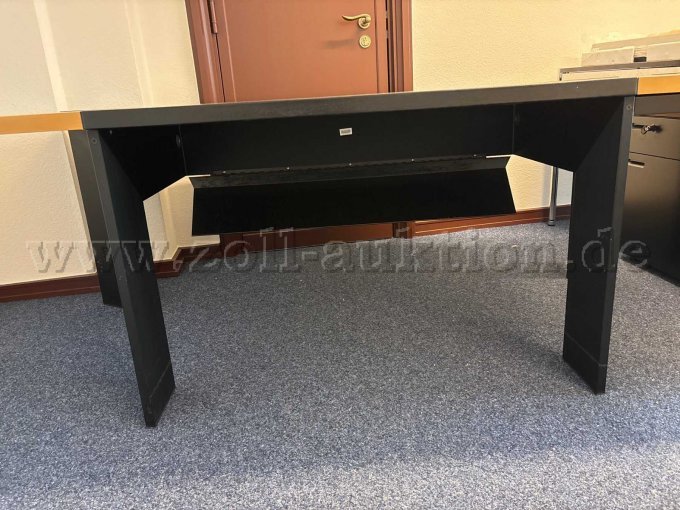 Gesamtansicht Schreibtisch mit geöffnetem Kabelfach unter Tischplatte