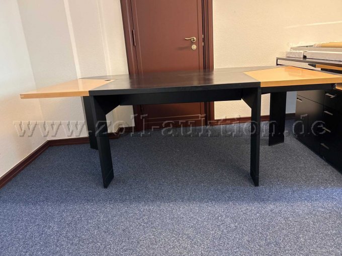 Gesamtansicht Schreibtisch