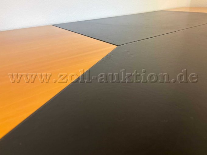 Detailansicht Oberseite Tischplatte - Druckstellen in Lederoberfläche