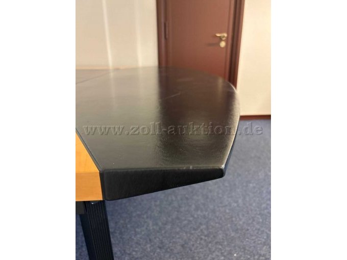 Detailansicht Oberseite Tischplatte - Beschädigung Lederoberfläche