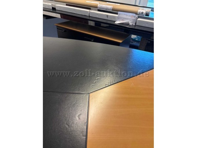 Detailansicht Oberseite Tischplatte - Druckstellen in Lederoberfläche