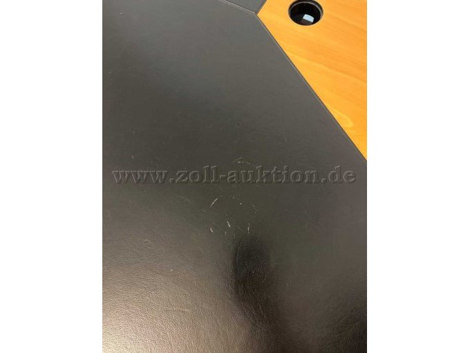 Detailansicht Oberseite Tischplatte - Beschädigung in Lederoberfläche
