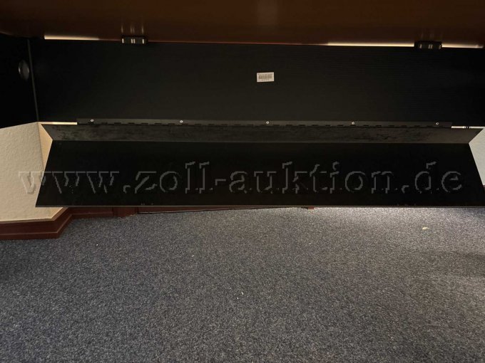 Detailansicht Kabelfach unter Schreibtischpaltte