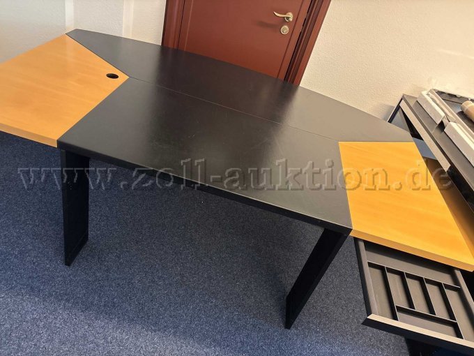 Gesamtansicht Schreibtisch mit geöffnetem Stiftfach